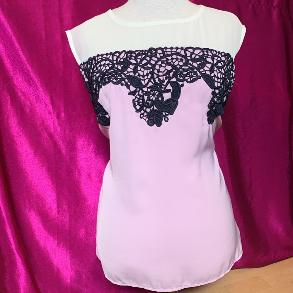 RW&CO size M sleeveless purple and white blouse. Like new. Longer style